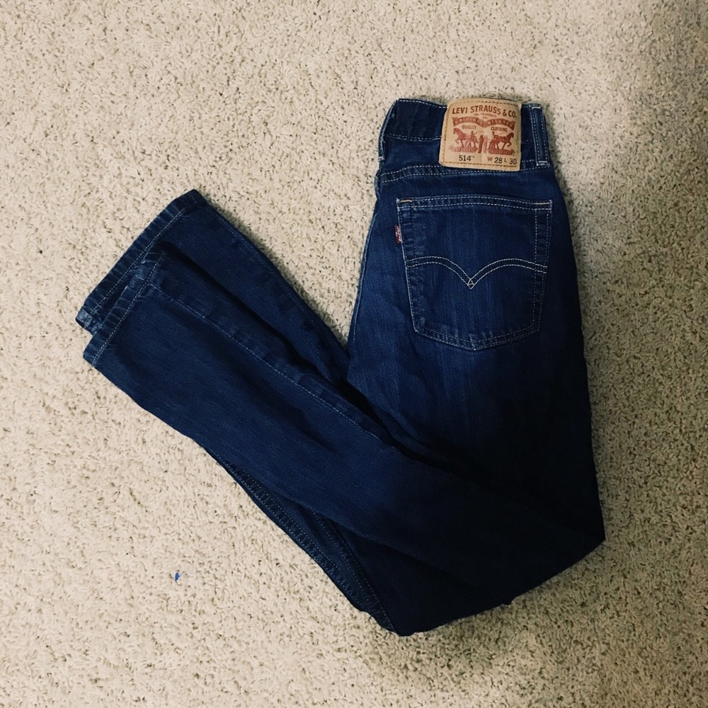 Straight leg high rise Levi’s with a HUGE patch!!